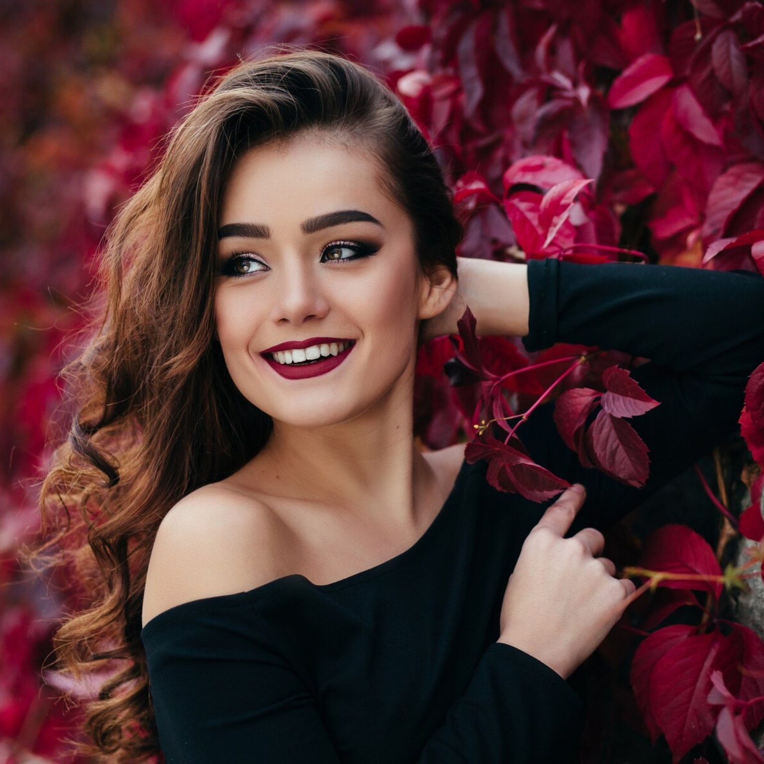 beautiful-girl-stands-near-walll-with-leaves_8353-5378